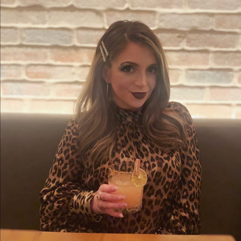 Meet your seller/buyer! 💋🍷